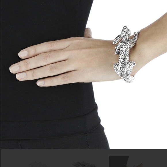 Talleres de los Ballesteros Mx Jewelry - Talleres de los Ballesteros Mx
Brazalete Jaguar plata de ley con ojos Esmeralda